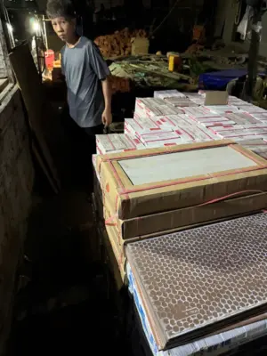 Đêm Xuống, Xe Vẫn Chạy – Hành Trình Giao Gạch Tận Tâm Cùng VINA HOUSE