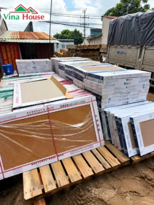 VINA HOUSE Tiếp Tục Phủ Sóng Miền Tây – Chuyến Xe Chở Đầy Gạch, Gửi Trọn Niềm Tin Đến Công Trình Tại Vĩnh Long