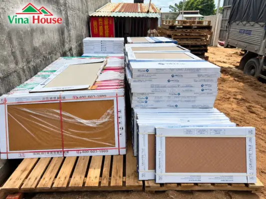 VINA HOUSE Tiếp Tục Phủ Sóng Miền Tây – Chuyến Xe Chở Đầy Gạch, Gửi Trọn Niềm Tin Đến Công Trình Tại Vĩnh Long