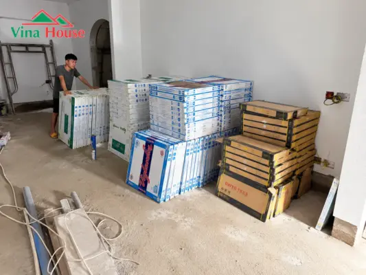 VINA HOUSE VƯỢT CHẶNG ĐƯỜNG DÀI, ĐƯA HÀNG TRĂM KIỆN GẠCH ĐẾN CÔNG TRÌNH TẠI ĐỒNG THÁP