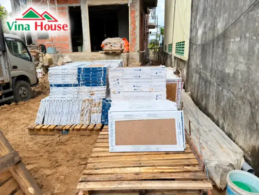 VINA HOUSE Tiếp Tục Phủ Sóng Miền Tây – Chuyến Xe Chở Đầy Gạch, Gửi Trọn Niềm Tin Đến Công Trình Tại Vĩnh Long